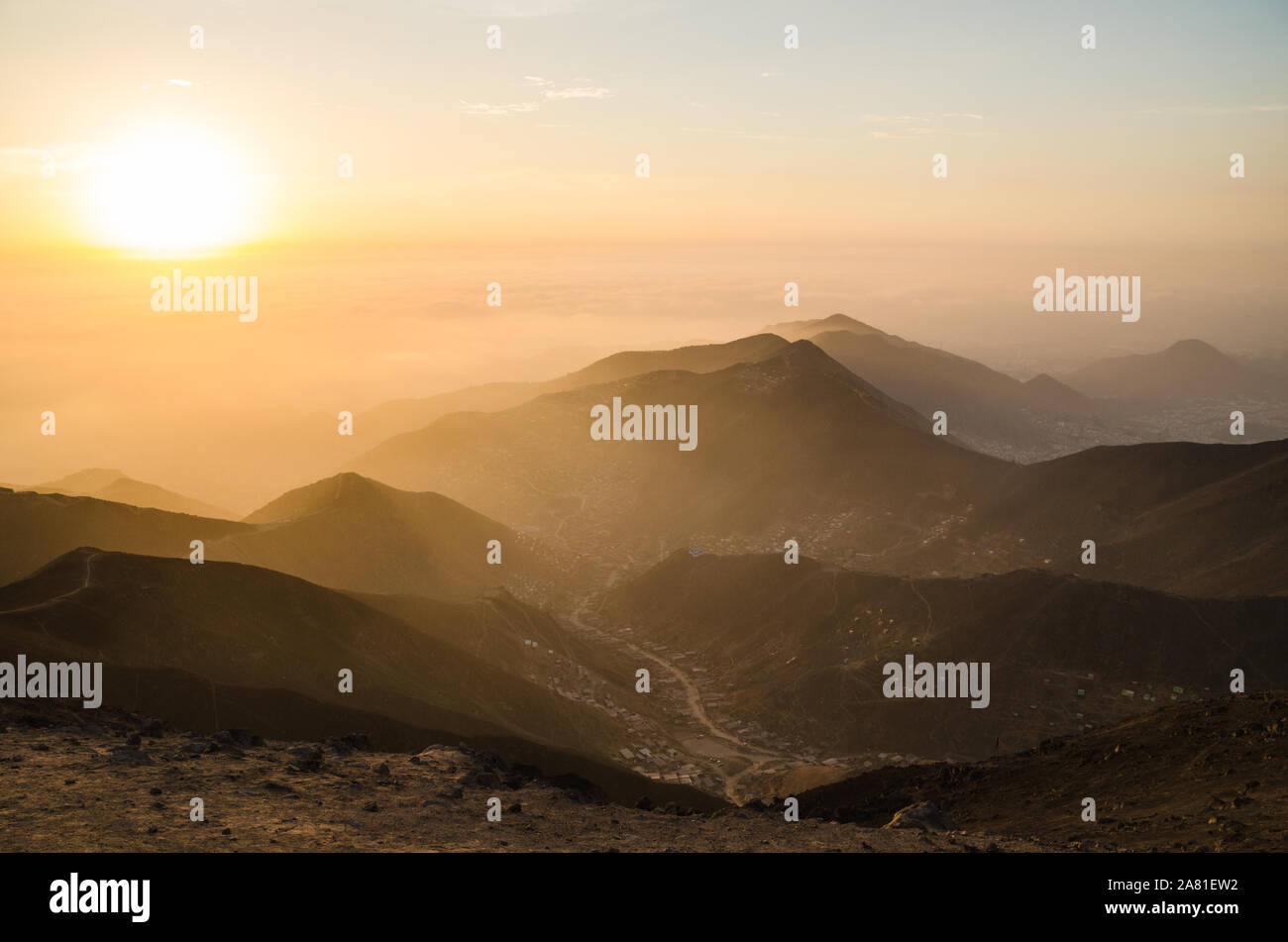 Schöne Aussicht auf den Sonnenuntergang von Apu Siqay, in der Villa Maria - Lima - Peru Stockfoto