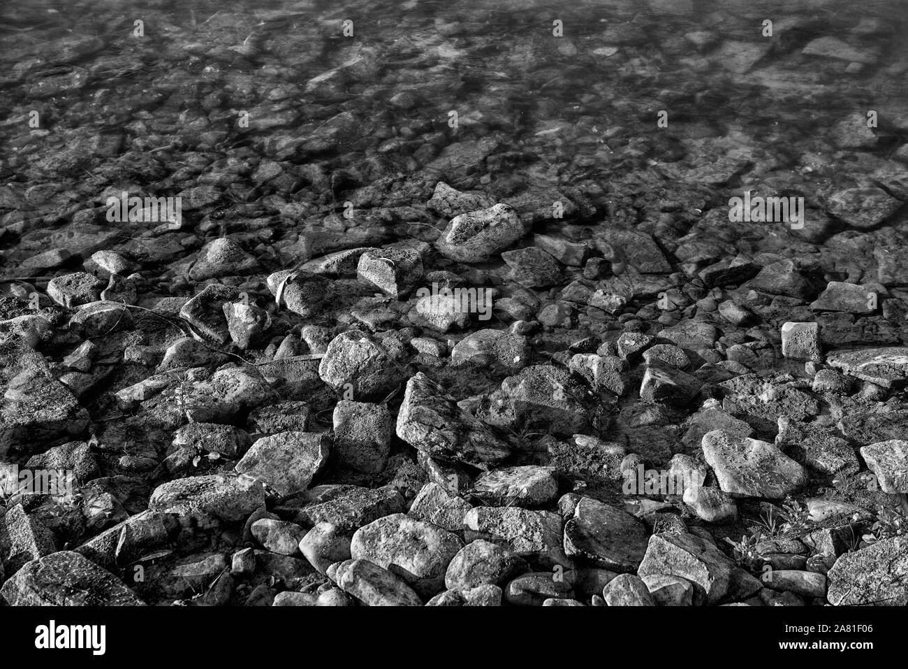Ufer der Weser in der Nähe von Oberweser, obere Wesertal, Weserbergland, Nordrhein-Westfalen, Hessen, Deutschland Stockfoto