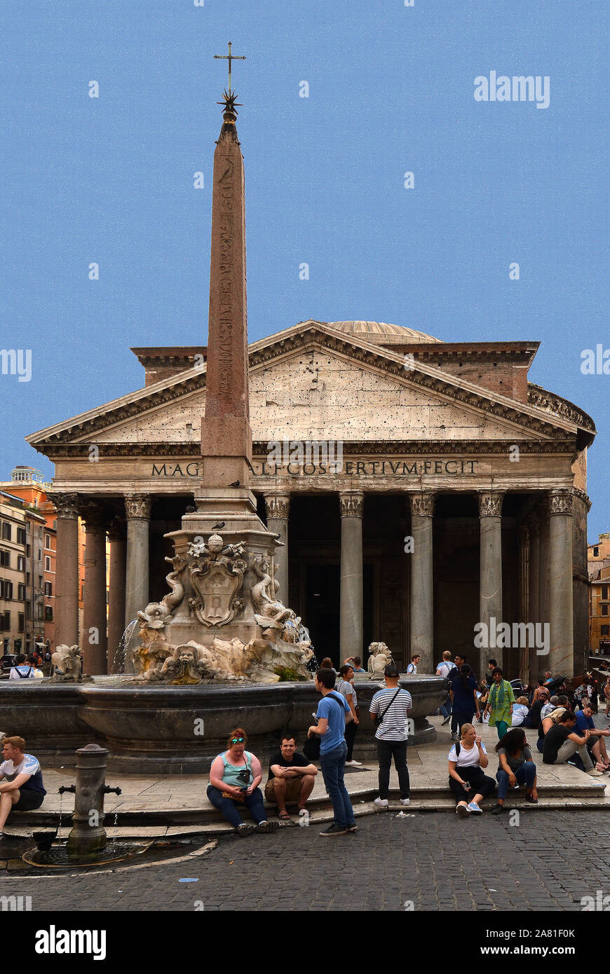 Antike römische Tempel Pantheon Piazza della Rotonda in Rom am Abend mit dem Ägyptischen Obelisken und der Minerva Brunnen - Italien. Stockfoto
