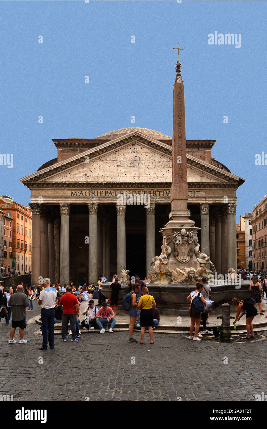 Antike römische Tempel Pantheon Piazza della Rotonda in Rom am Abend mit dem Ägyptischen Obelisken und der Minerva Brunnen - Italien. Stockfoto