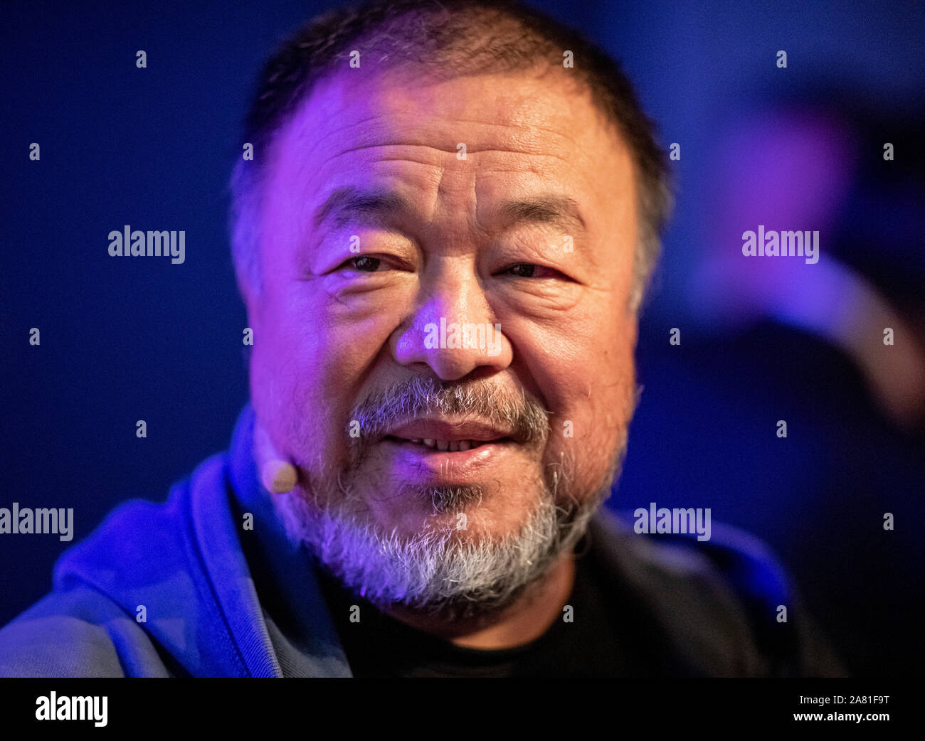 Berlin, Deutschland. 05 Nov, 2019. Ai Weiwei, Künstler, sitzt auf der Präsentation seines neuen Buches "Manifest ohne Grenzen". Der Künstler Weiwei, der in Berlin lebt, möchte mit seinem neuen Buch als "Plädoyer für die Menschheit" zu verstehen. Credit: Fabian Sommer/dpa/Alamy leben Nachrichten Stockfoto