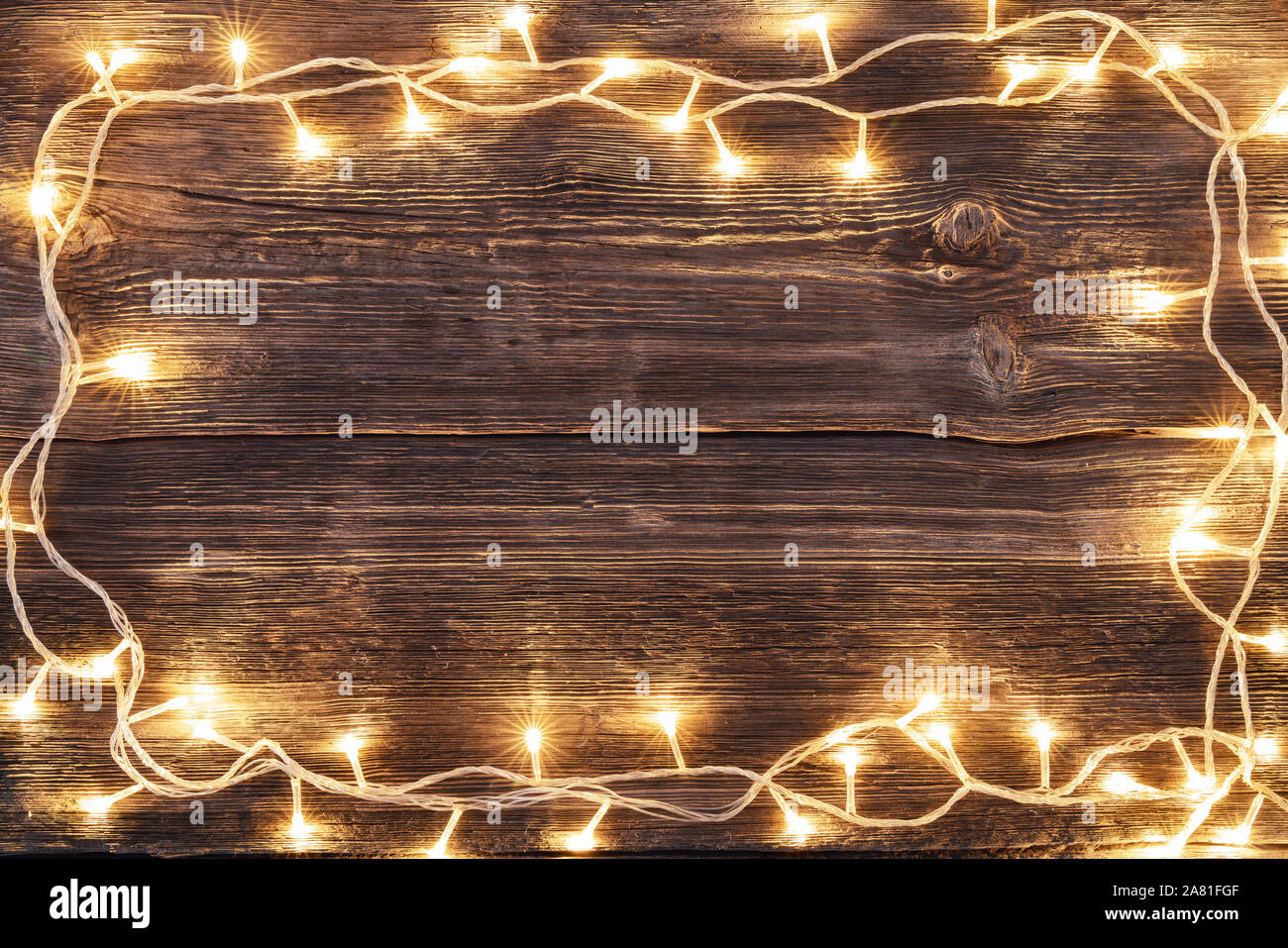 Weihnachtsbaum Holz- Hintergrund mit LED-Leuchten Grenze Stockfoto