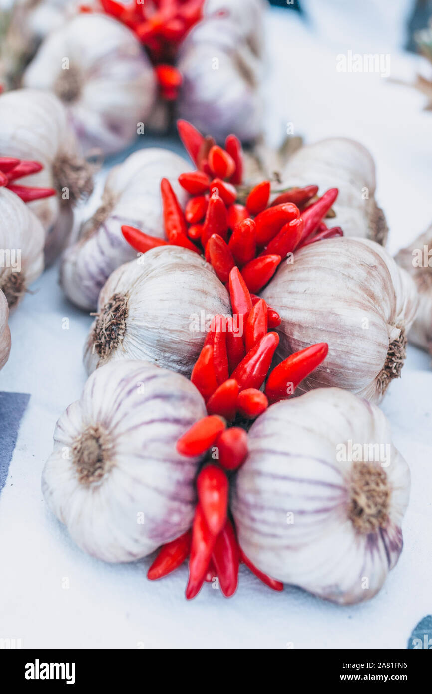 Ein Strauß roter Paprika und Knoblauch Stockfoto