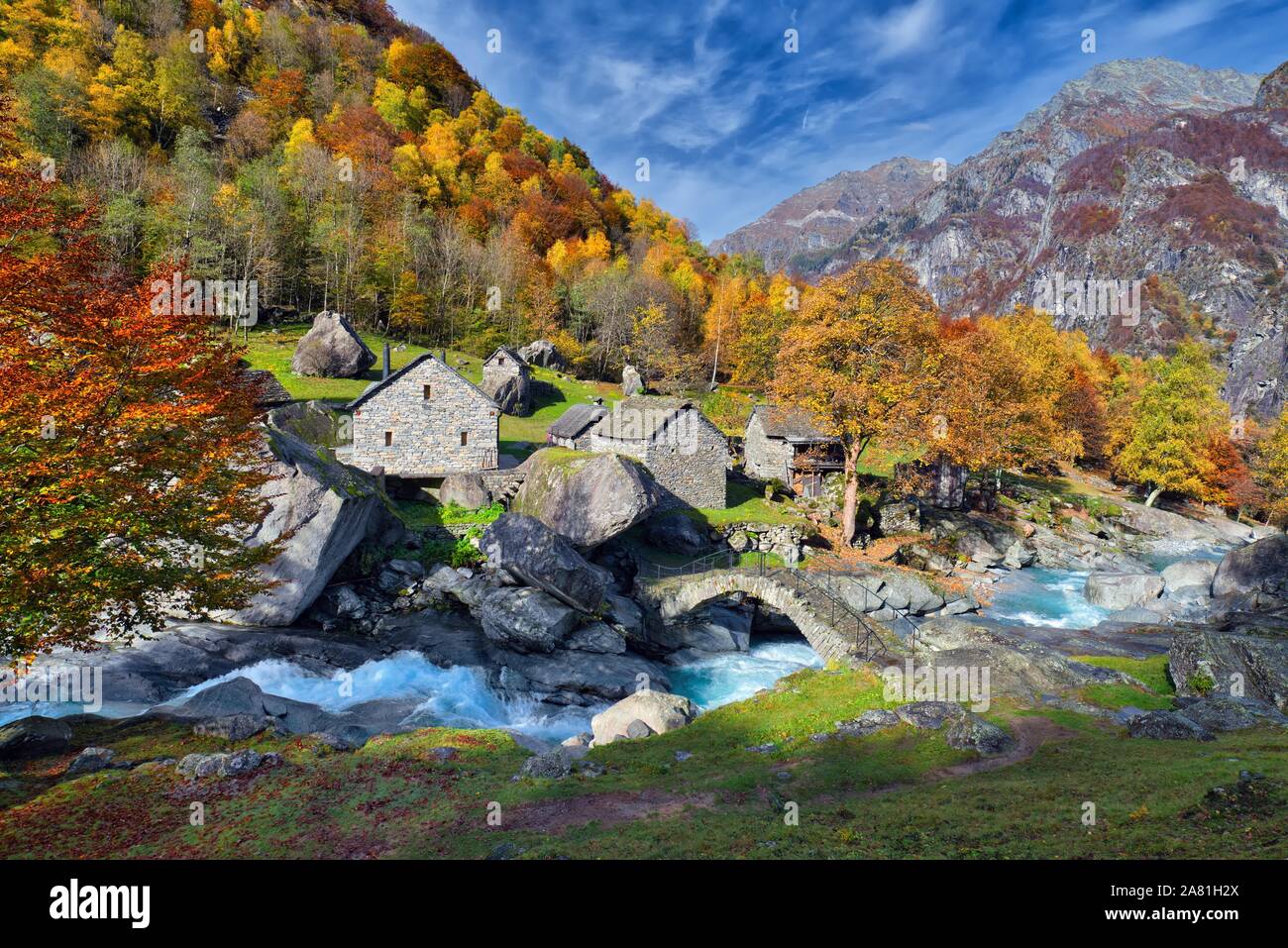 Tessiner Steinhäuser Stockfotos & Tessiner Steinhäuser Bilder Alamy