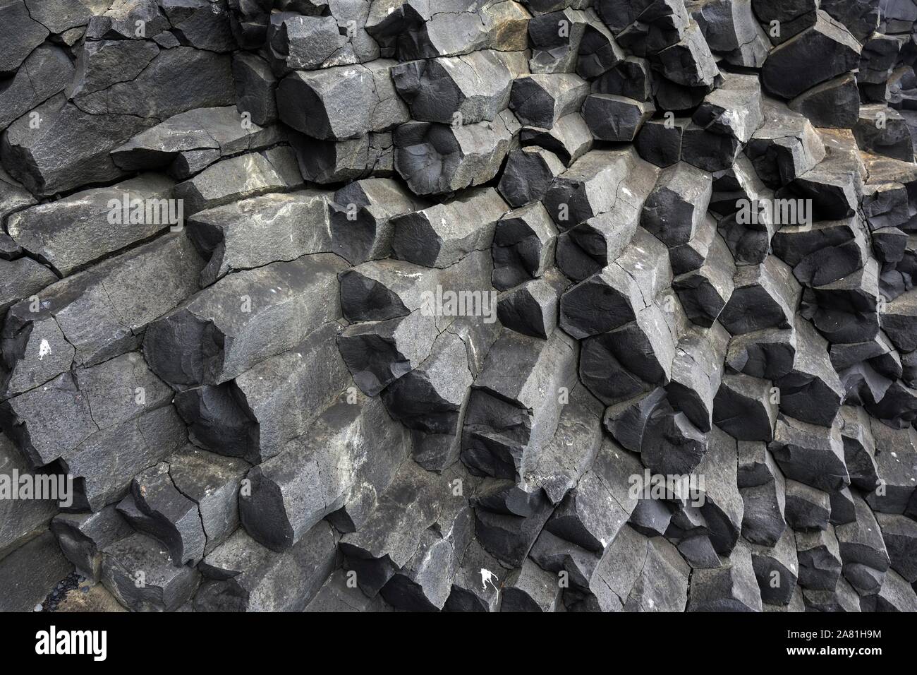 Basaltsäulen am schwarzen Lava Kante Reynisfjara, in der Nähe von Vik, South Island, Island Stockfoto