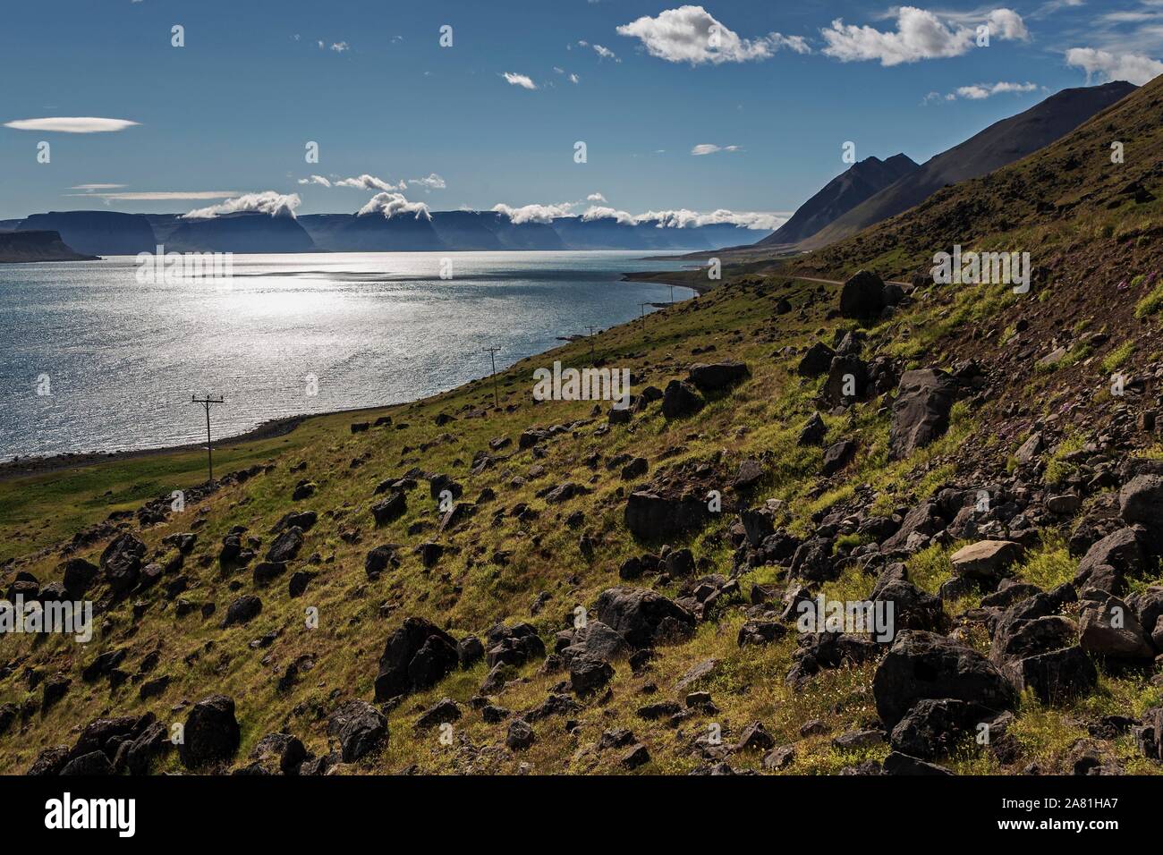 Fjord und glitzernde Meer, in der Nähe von Hrafnseyri, Westfjorde, Island Stockfoto