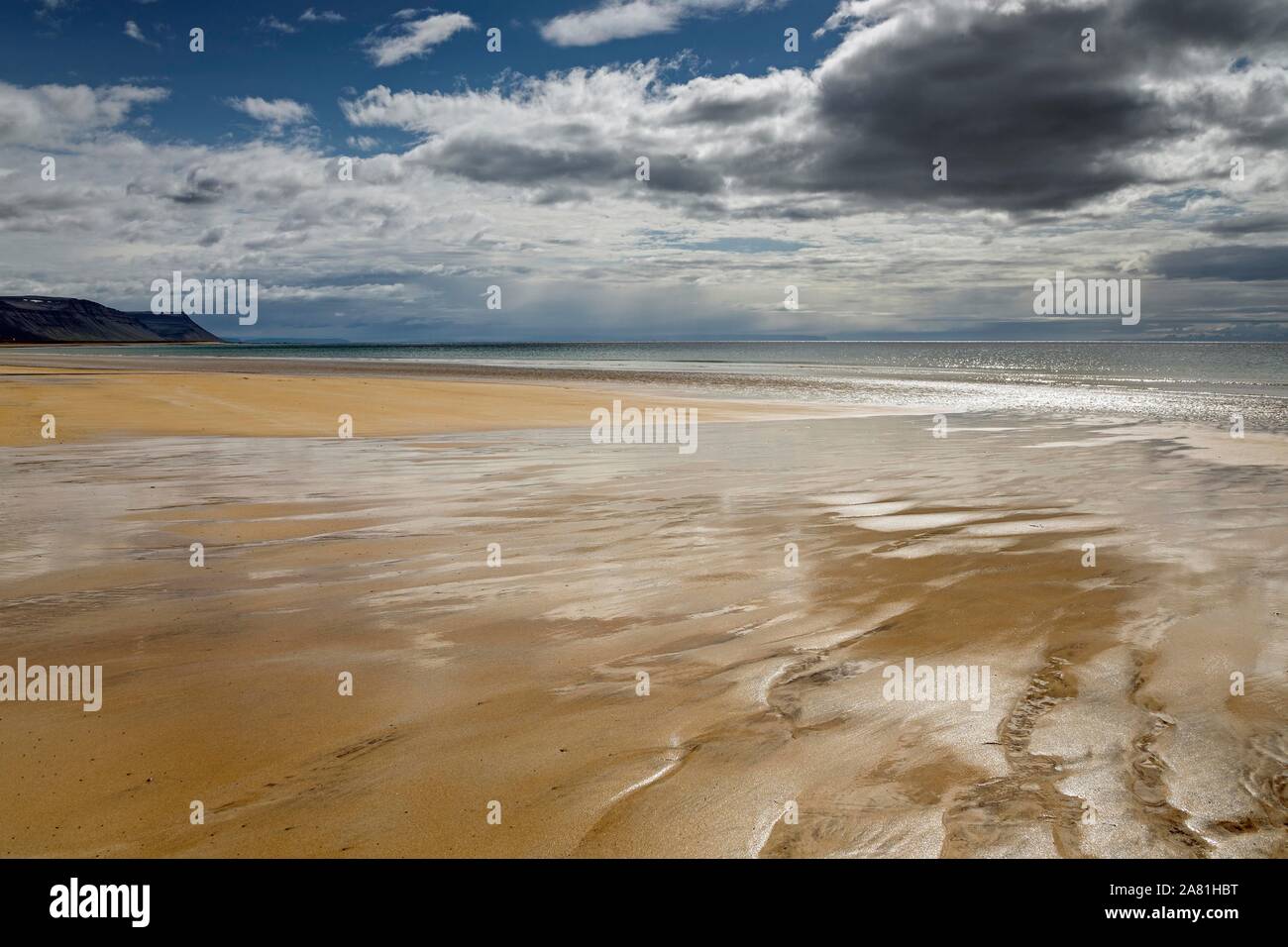 Heller Sandstrand mit Back Light, dramatische Wolken, Brekkuvellir, Westfjorde, Nordurland djupivogur, Island Stockfoto