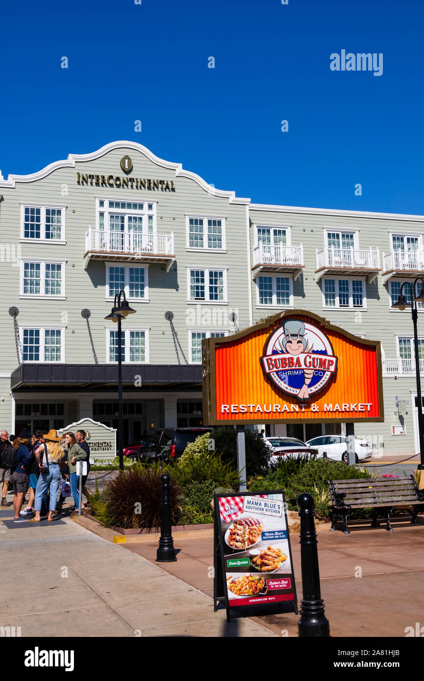 Das Intercontinental Hotel, mit Bubba Gump Zeichen, Cannery Row, Monterey, Kalifornien, Vereinigte Staaten von Amerika. Stockfoto