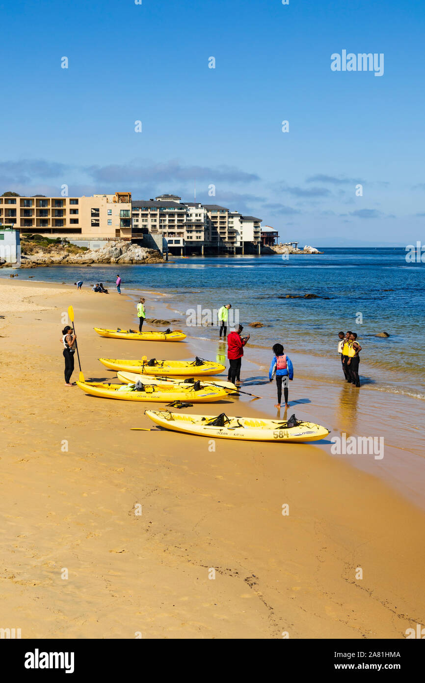Eine Gruppe von Menschen lernen, Kajak, San Carlos Beach, Monterey, Kalifornien, Vereinigte Staaten von Amerika. Stockfoto