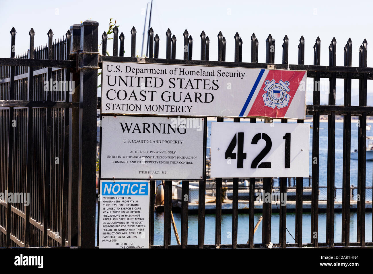 Warnschild an den Zaun des US Coast Guard pier Compound, Fishermans Wharf, Monterey, Kalifornien, Vereinigte Staaten von Amerika. Stockfoto