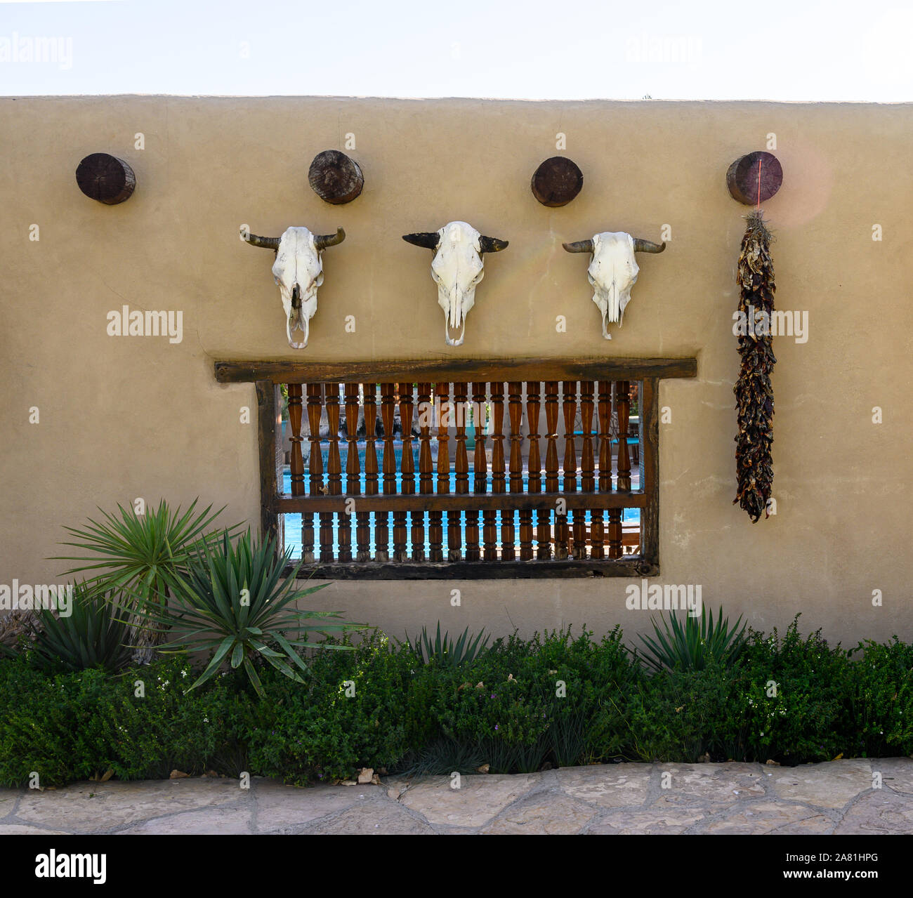 Südwesten Akzente der Adobe Außenbereichen von der Gage Hotel in Marathon, Texas dekorieren Stockfoto