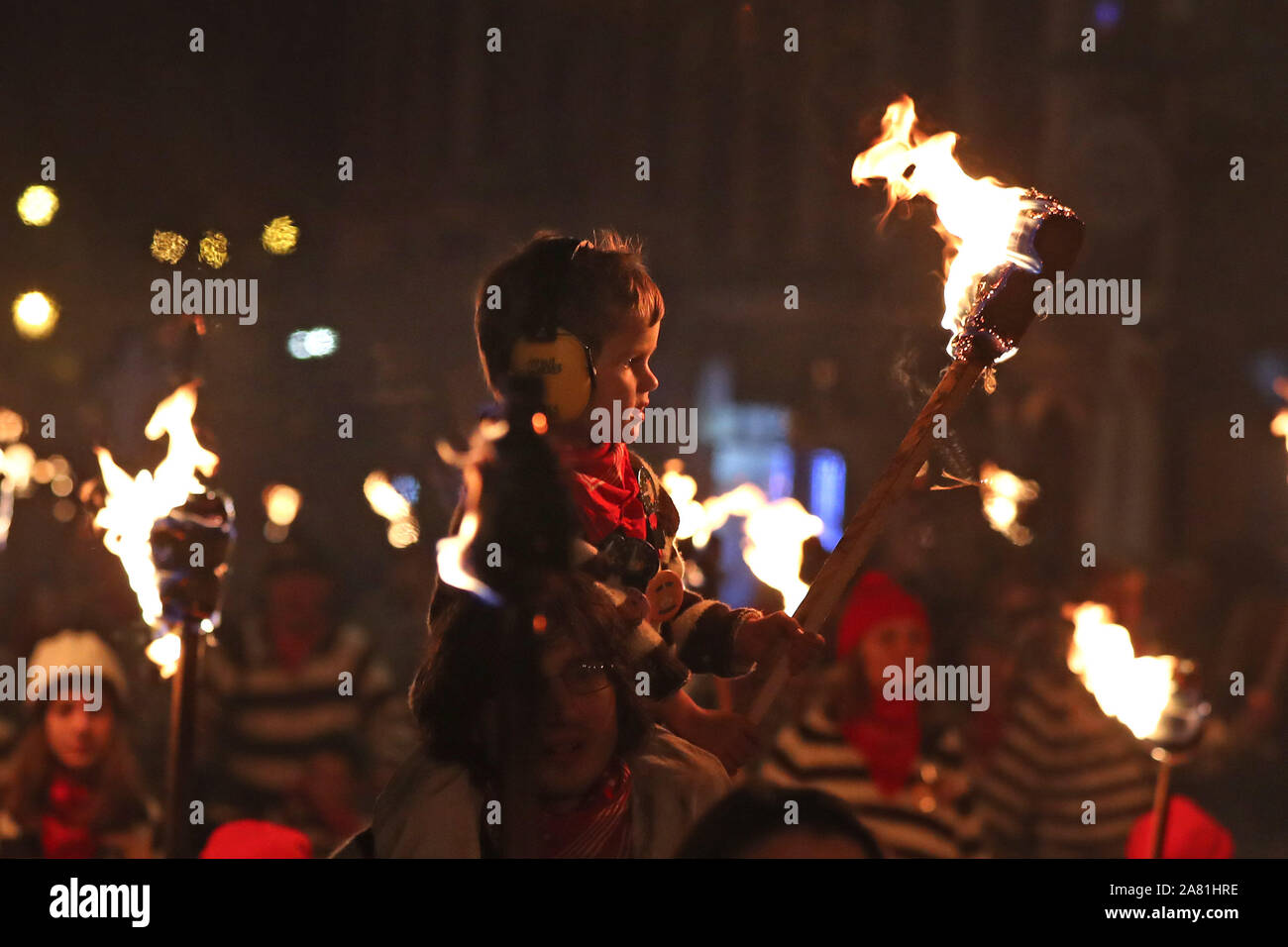 Teilnehmer Umzug durch die Stadt Lewes in East Sussex während einer jährlichen Bonfire Night Prozession durch die lewes Bonfire Gesellschaften statt. Stockfoto