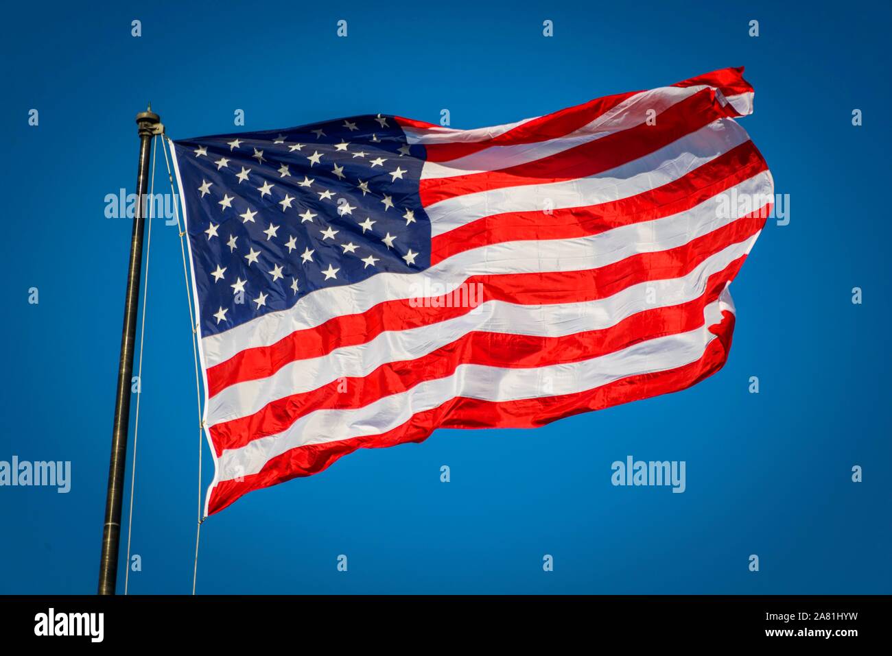 Amerikanische Flagge, Flagge, US-amerikanische Flagge weht im Wind vor blauem Himmel, USA Stockfoto