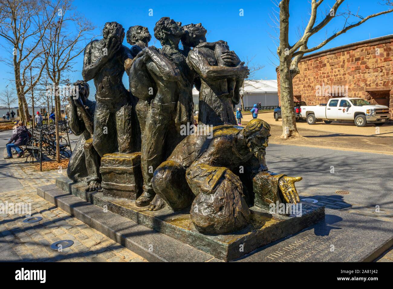 Bronzestatue Migranten, die Einwanderer von Luis Sanguino, Battery Park, Manhattan, New York City, New York, USA Stockfoto