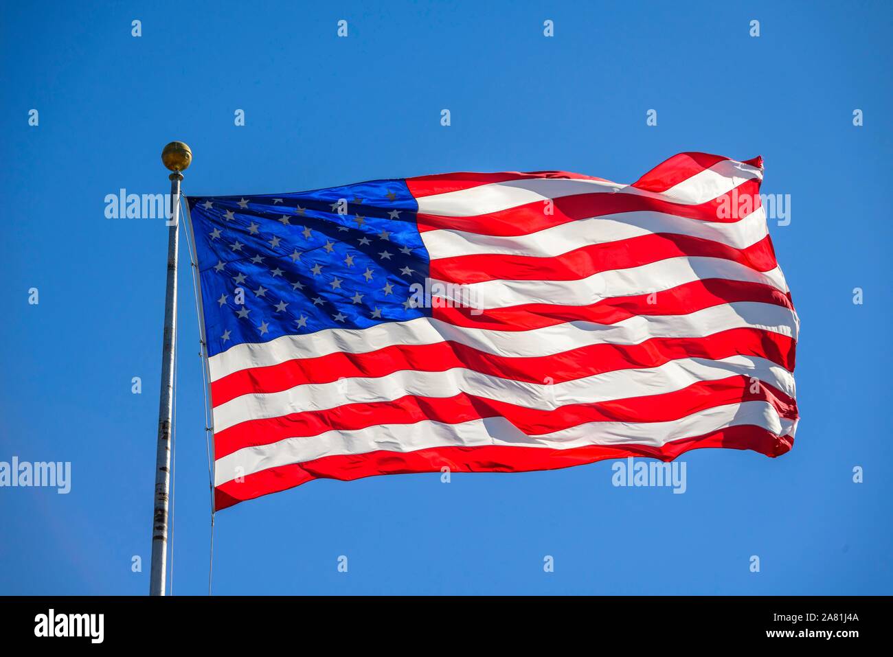 Amerikanische Flagge, Flagge, US-amerikanische Flagge weht im Wind vor blauem Himmel, USA Stockfoto