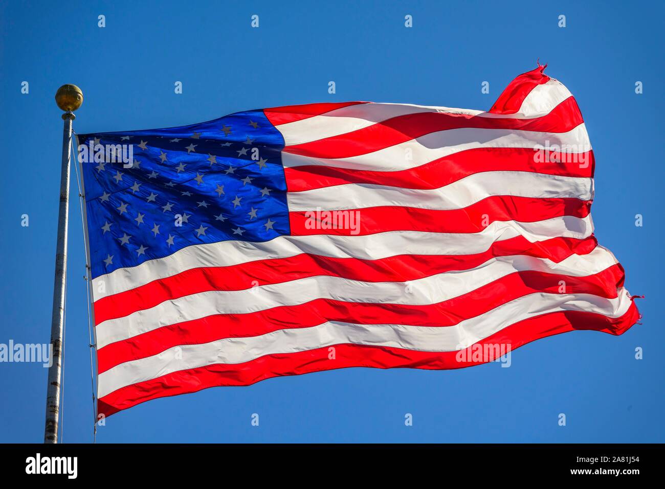 Amerikanische Flagge, Flagge, US-amerikanische Flagge weht im Wind vor blauem Himmel, USA Stockfoto