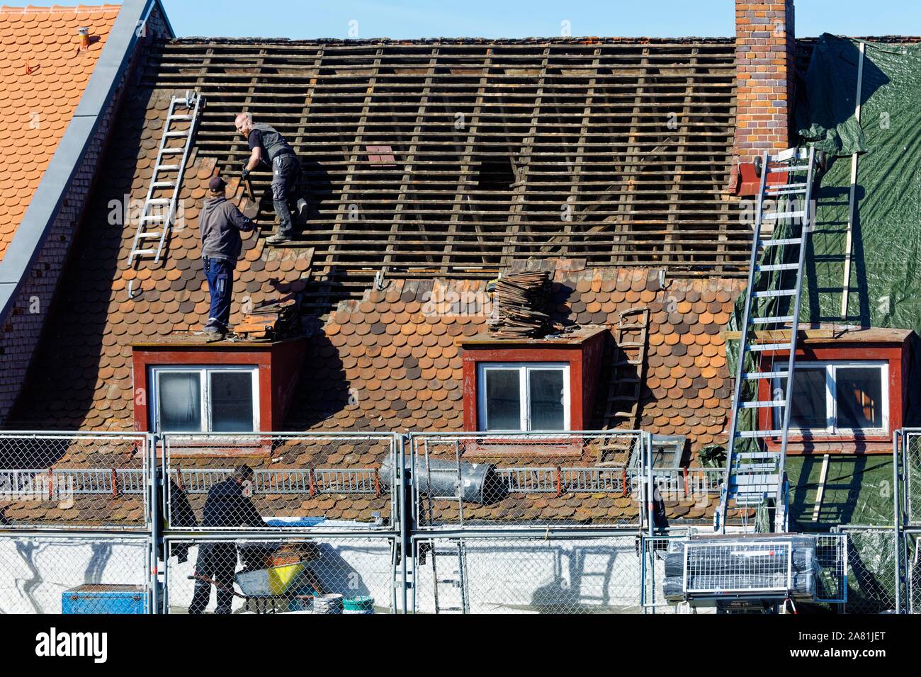Dachdecker decken alten Dachstühle, Bayern, Deutschland Stockfoto