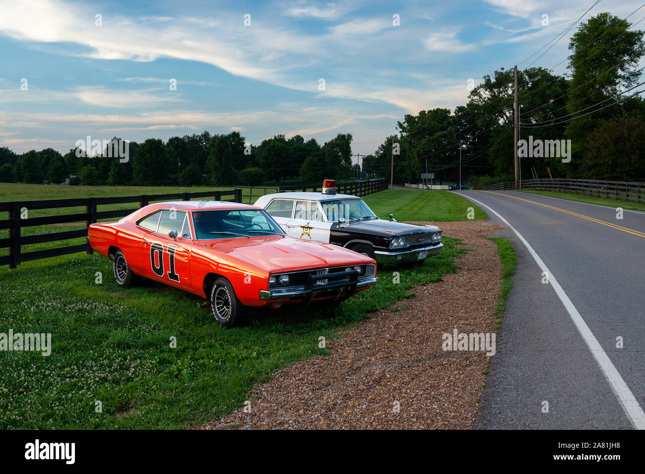 Tennessee, USA - 26. Juni 2014: Repliken der General Lee Ladegerät und der Sheriff auto, aus der TV-Serie Die Herzöge von Hazzard, zusammen geparkt Stockfoto