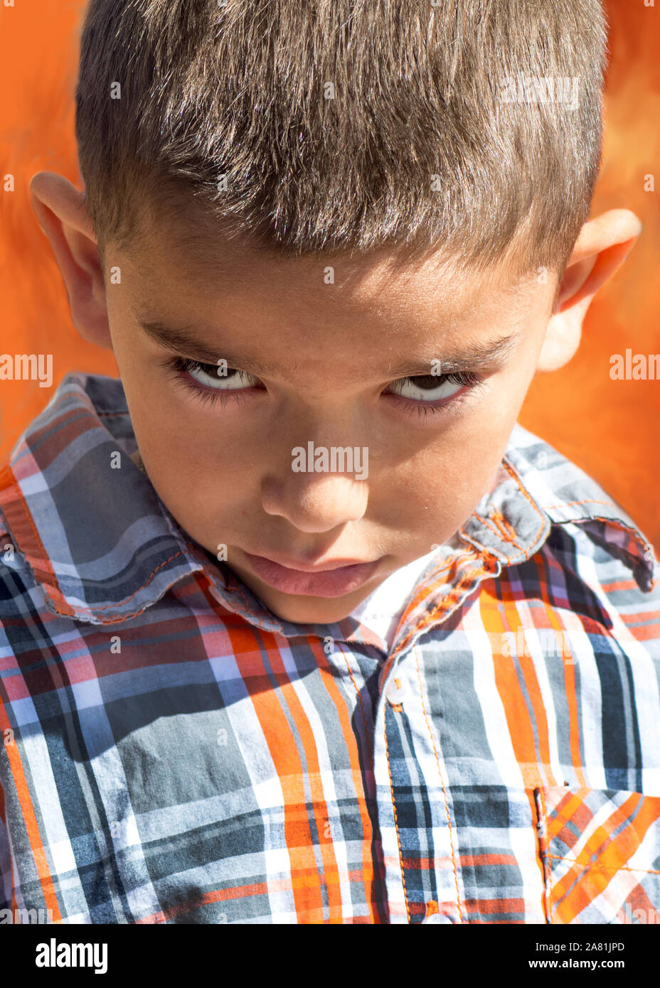 Junge gibt Mamma eine wütende, vorsätzlichen Blendung Stockfoto