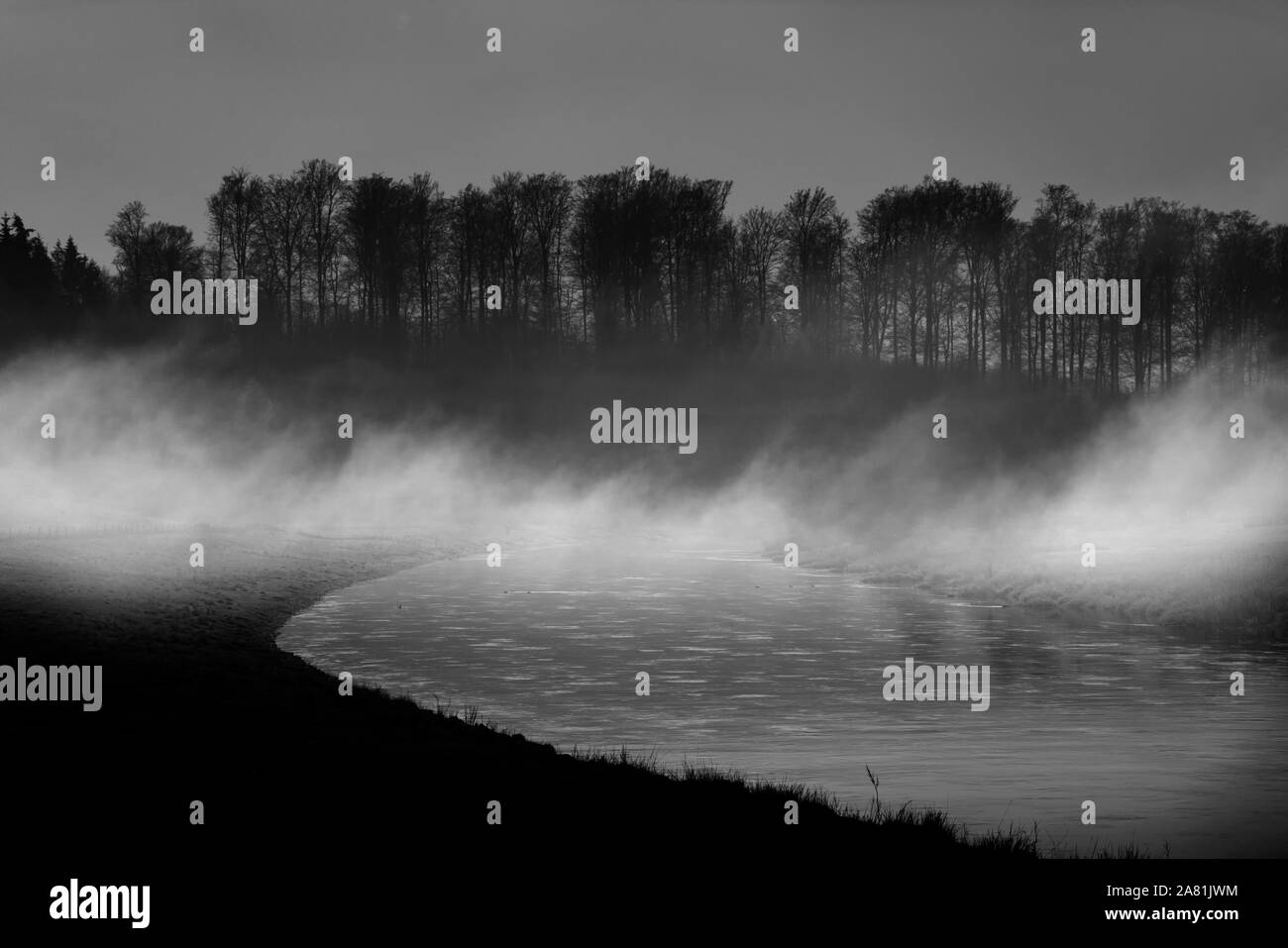 Neblige Landschaft, in der Nähe von Oberweser, Weserbergland, Nordrhein-Westfalen, Hessen, Deutschland; Stockfoto
