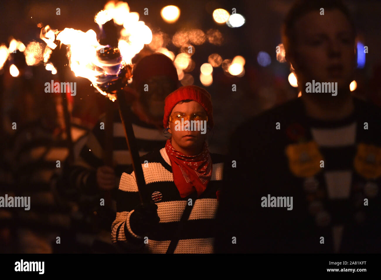 Lewes Großbritannien 5. November 2019 - Tausende nehmen Sie teil und die jährliche Lewes Lagerfeuer feiern die Erinnerung an das Scheitern der Guy Fawkes gunpowder Plot von 1605 ansehen. Lewes Bonfire Night Feiern sind die größten "5. November" Ereignis in der Welt mit den sechs Stadt Lagerfeuer Gesellschaften und über 30 Prozessionen statt, während des Abends: Credit Simon Dack/Alamy leben Nachrichten Stockfoto