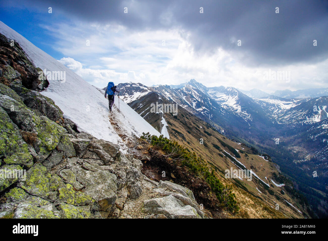 Einsamer Wanderer auf einem winter Mountain Trail. Stockfoto