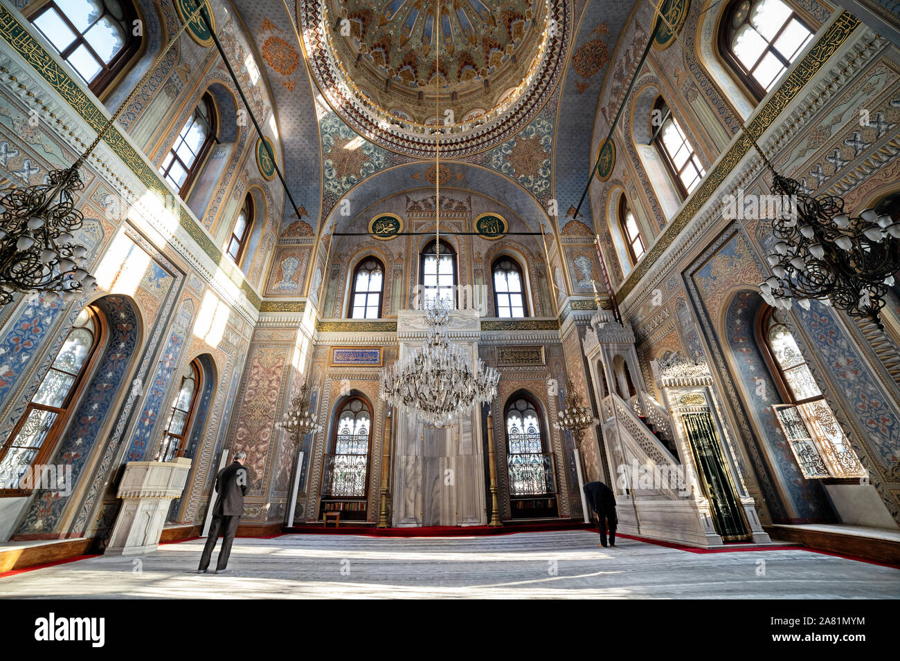 ISTANBUL, Türkei, 5. NOVEMBER 2019: Interior Detail aus Pertevniyal Valide Sultan Moschee, einem Gebäude aus dem 19. Jahrhundert Ottoman Imperial Moschee in Aksaray entfernt. Stockfoto