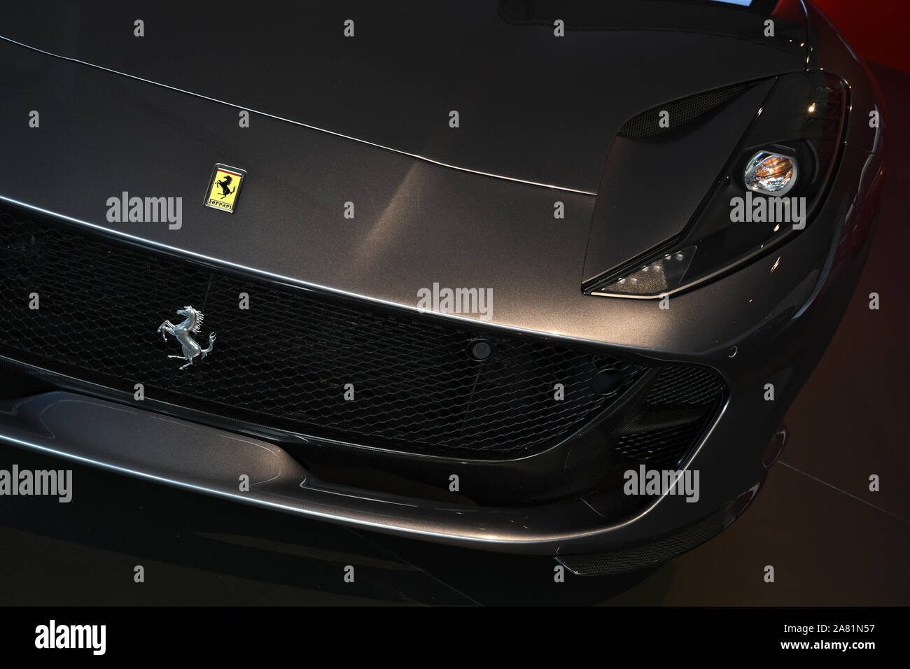 Mugello, 25. Oktober 2019: Detail der Logo Ferrari Modell von Ferrari 812 GTS auf dem Display während Finali Mondiali Ferrari 2019 in Mugello Circuit. Stockfoto