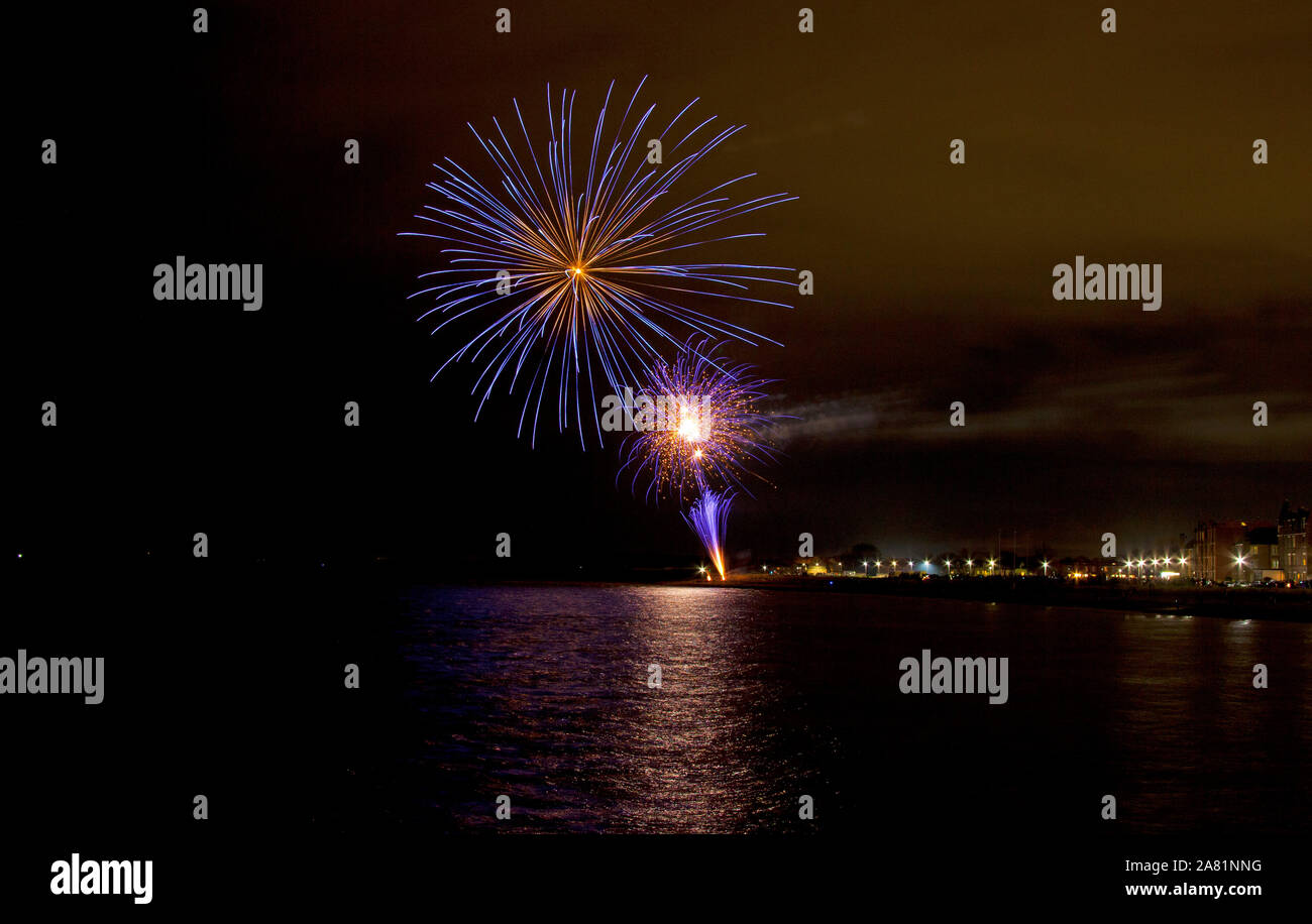 Musselburgh, East Lothian, Schottland, Großbritannien. 5. November 2019. Hunderte Kinder und Erwachsene stellte sich heraus an einem klaren Abend fantastisch farbenfrohen Feuerwerk erleben Anzeige über das Meer bei Fisherrow. East Lothian Rat bieten den freien Fall. Stockfoto