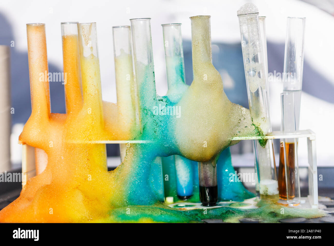 Glas Reagenzgläser mit Flüssigkeit und bunten Schaum in Science Research Lab. Fehlgeschlagene experiment Konzept Stockfoto