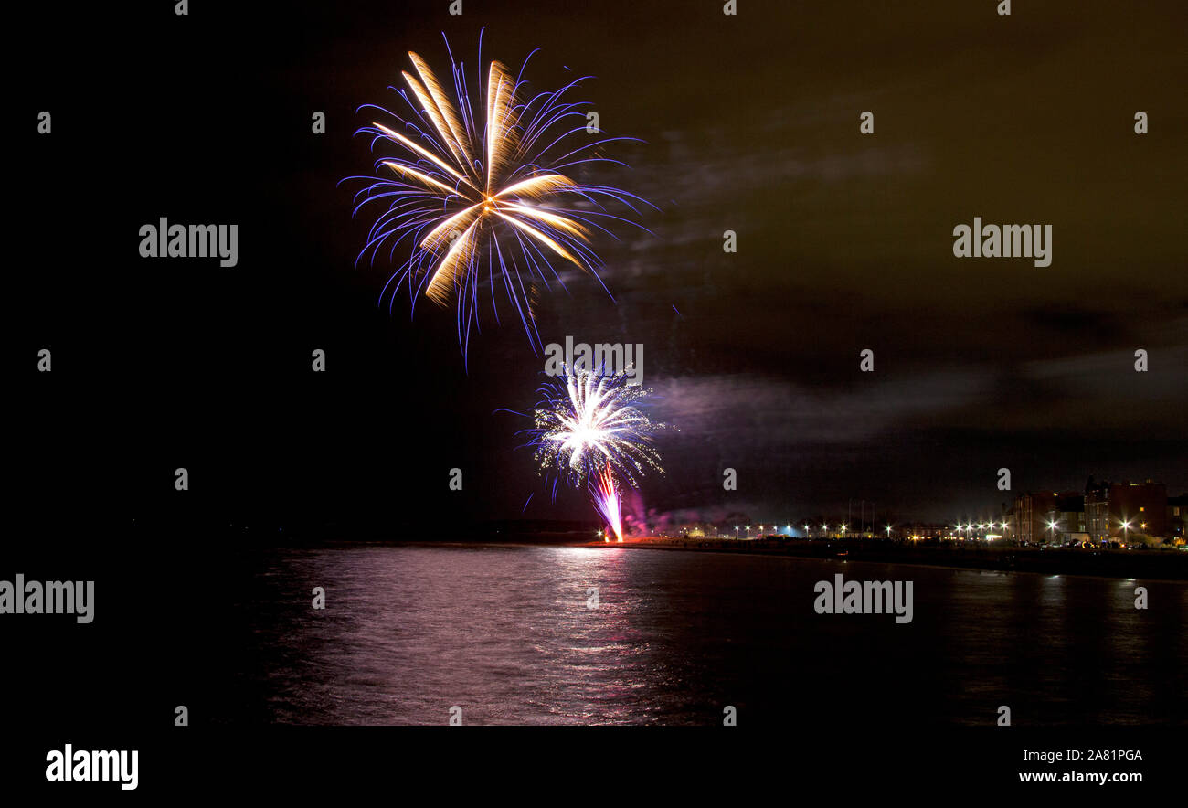 Musselburgh, East Lothian, Schottland, Großbritannien. 5. November 2019. Hunderte Kinder und Erwachsene stellte sich heraus an einem klaren Abend fantastisch farbenfrohen Feuerwerk erleben Anzeige über das Meer bei Fisherrow. East Lothian Rat bieten den freien Fall. Stockfoto