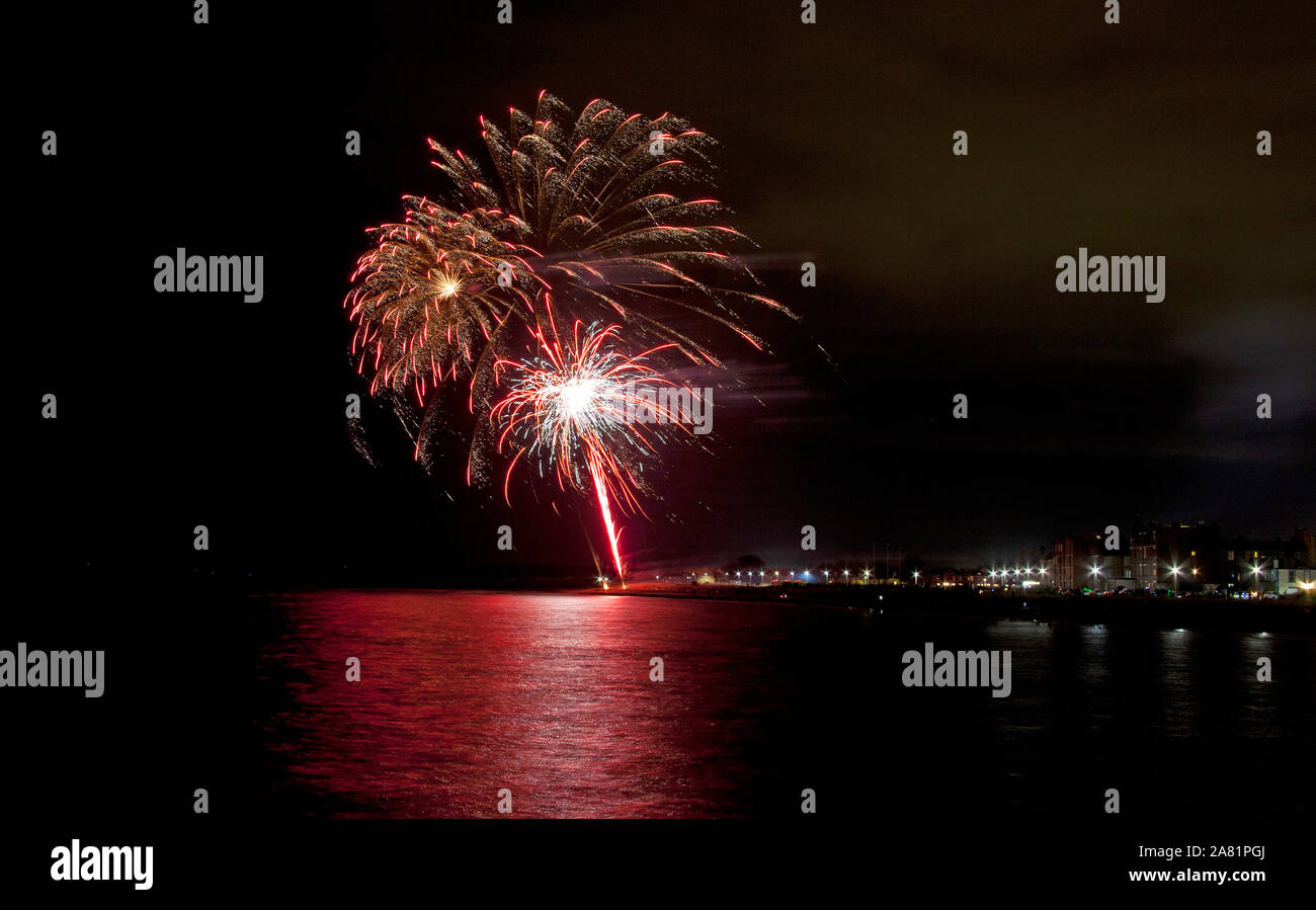 Musselburgh, East Lothian, Schottland, Großbritannien. 5. November 2019. Hunderte Kinder und Erwachsene stellte sich heraus an einem klaren Abend fantastisch farbenfrohen Feuerwerk erleben Anzeige über das Meer bei Fisherrow. East Lothian Rat bieten den freien Fall. Stockfoto