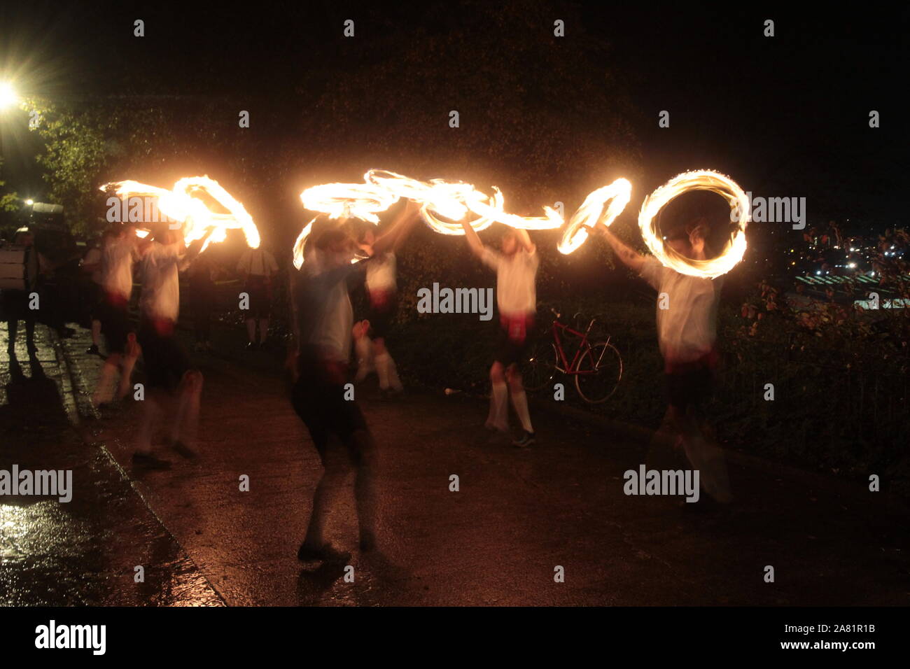 Newcastle upon Tyne, Großbritannien. 5 Nov, 2019. Kingsman Fire Dance eine traditionelle Feier auf Guy Fawkes Nacht an der Cumberland Arms Pub, Kredit: DavidWhinham/AlamyLive Credit: David Whinham/Alamy leben Nachrichten Stockfoto