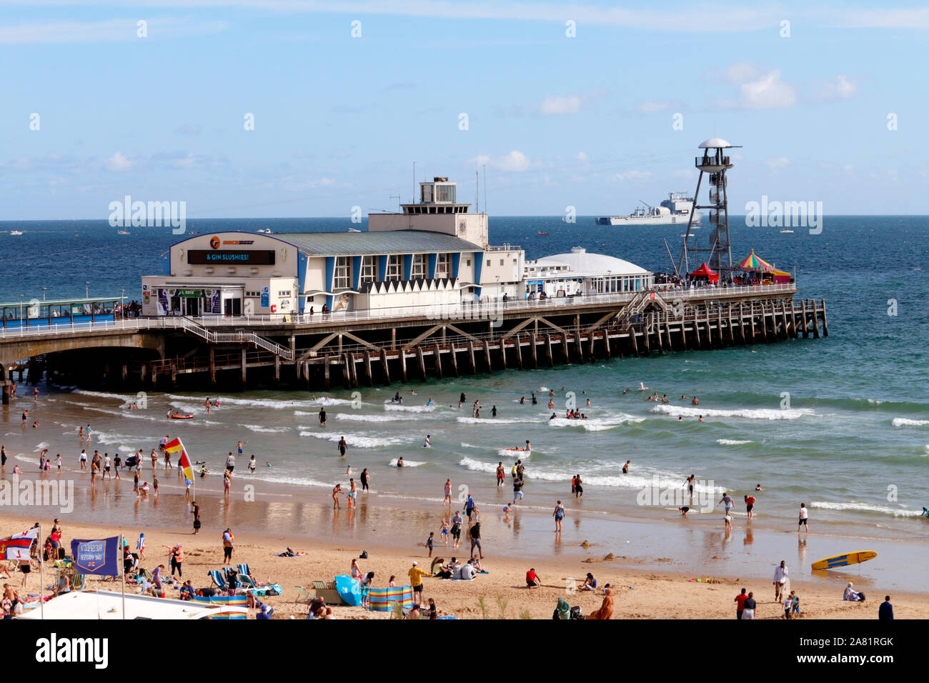 Bournemouth Strand und Pier während der 2019 Airshow mit einer Fregatte in der Bucht vor Anker Stockfoto