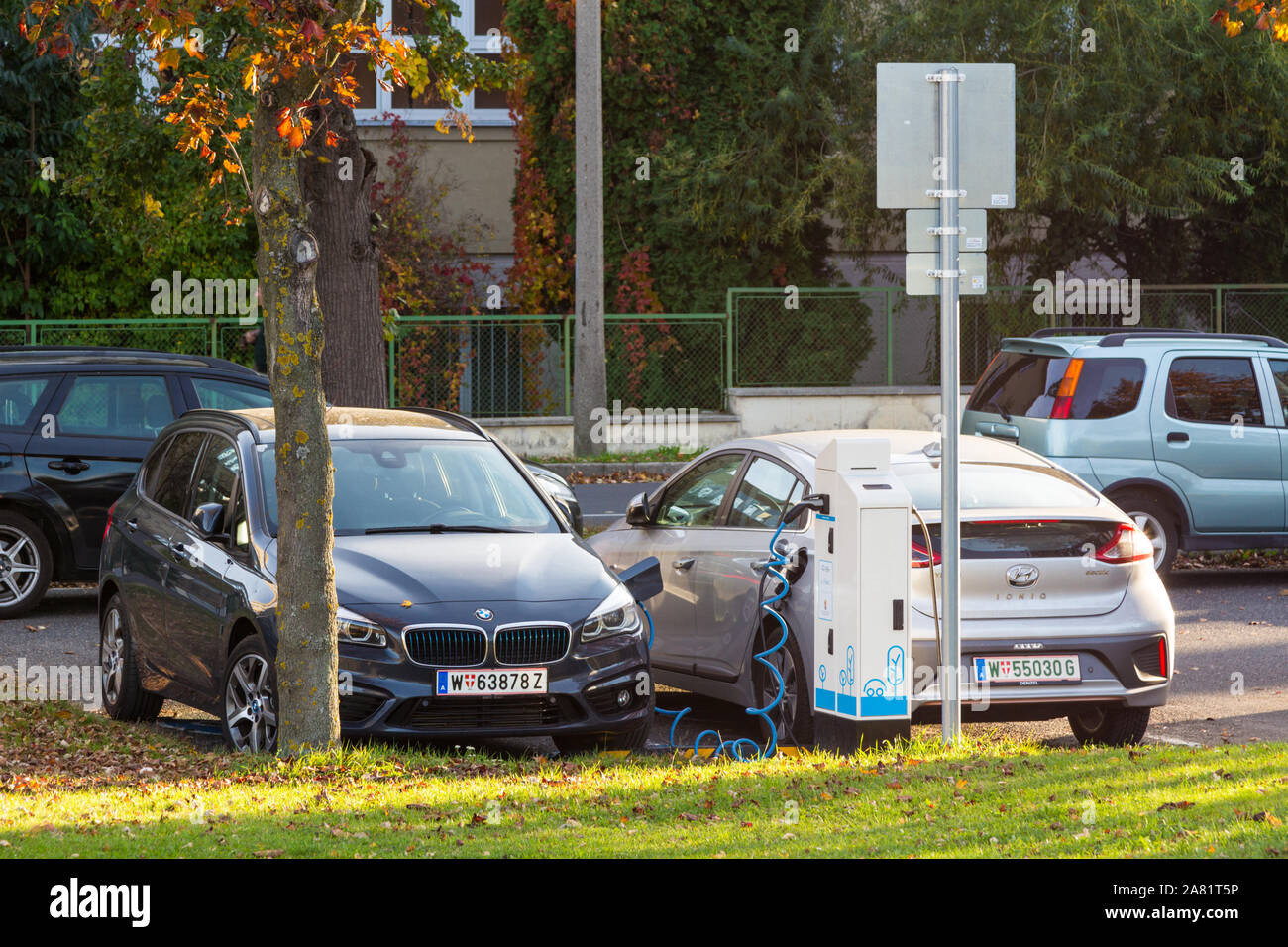 Elektroautos werden auf einem öffentlichen Parkplatz in der Nähe der Universität Sopron, Sopron, Ungarn, aufgeladen Stockfoto