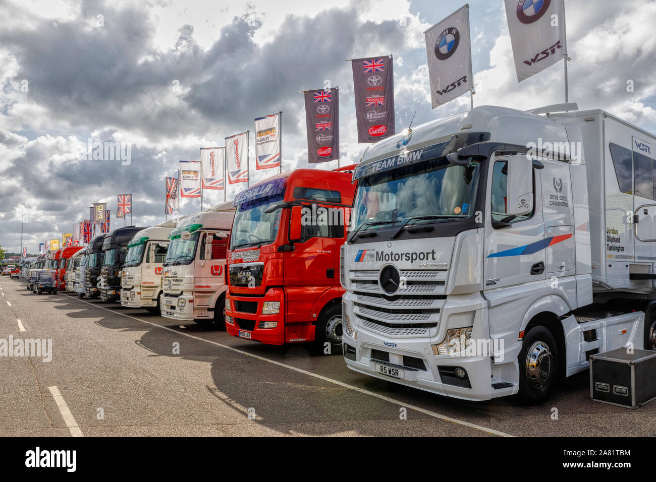 Verschiedene Transporter auf der Rückseite der Box während der 2019 BTCC treffen in Snetterton, Norfolk, Großbritannien ausgerichtet. Stockfoto