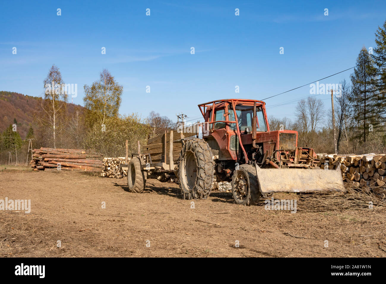 Alte belarussische Traktor (MTZ Belarus) und Holzzusammensetzung im Oslava-Tal. Bieszczady, Polen, Europa Stockfoto