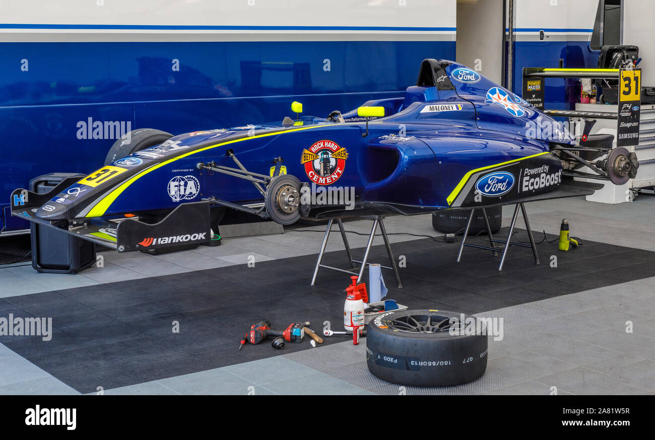 Zane Maloney von Carlin Formel 4 Ford Ecoboost Einsitzer in der BTCC 2019 Treffen in Snetterton, Norfolk, Großbritannien vorbereitet. Stockfoto