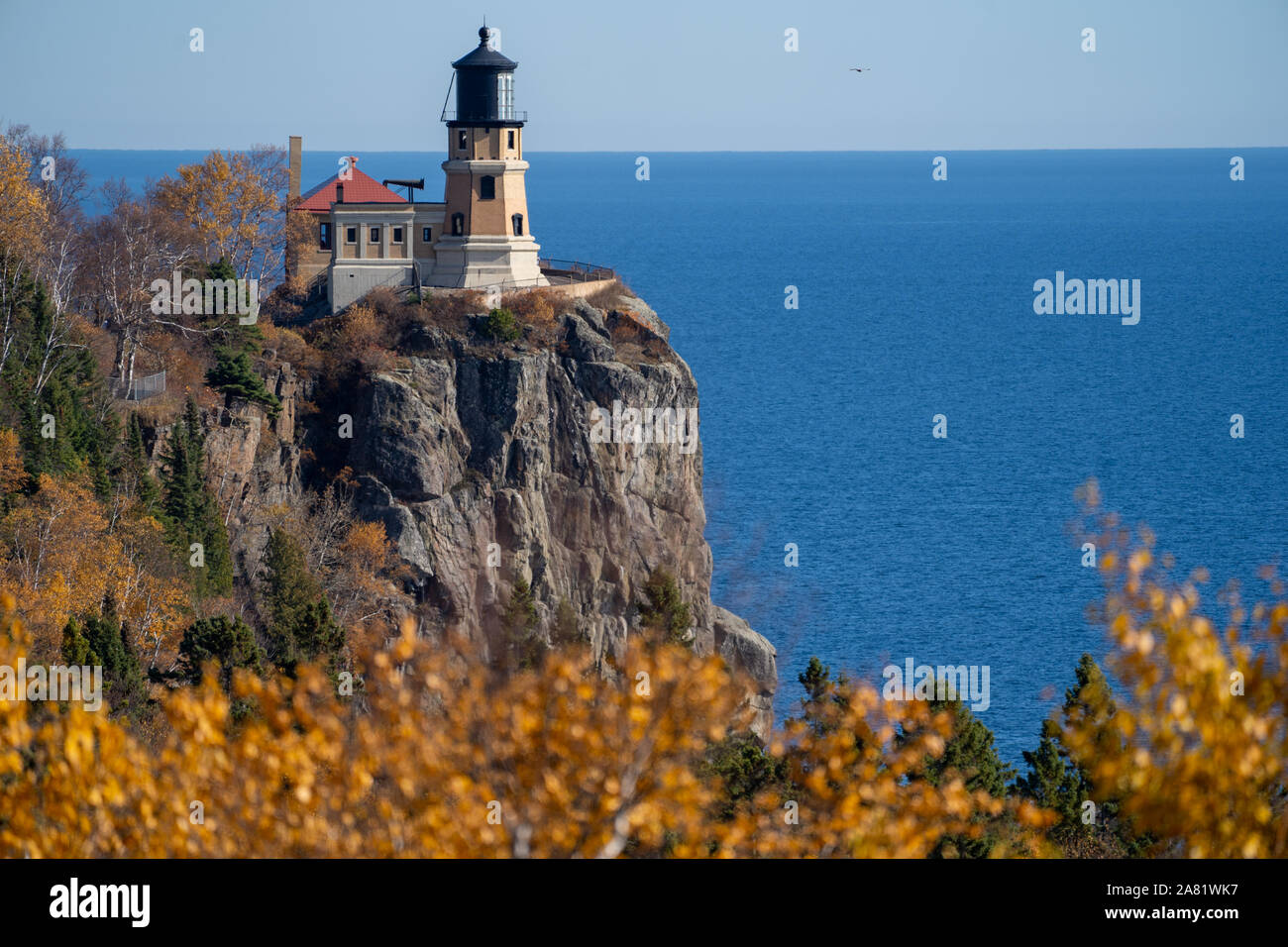 Natürliche Gestaltung der Split Rock Lighthouse auf der North Shore von Minnesota, von Herbstlaub gerahmt Stockfoto