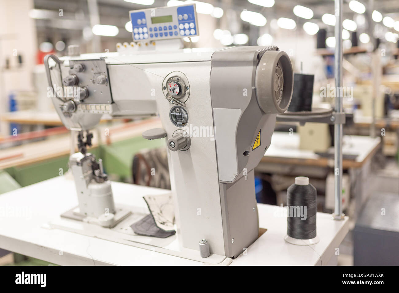 Für Industrienähmaschinen in der Werkstatt. Schuhherstellung. Stockfoto