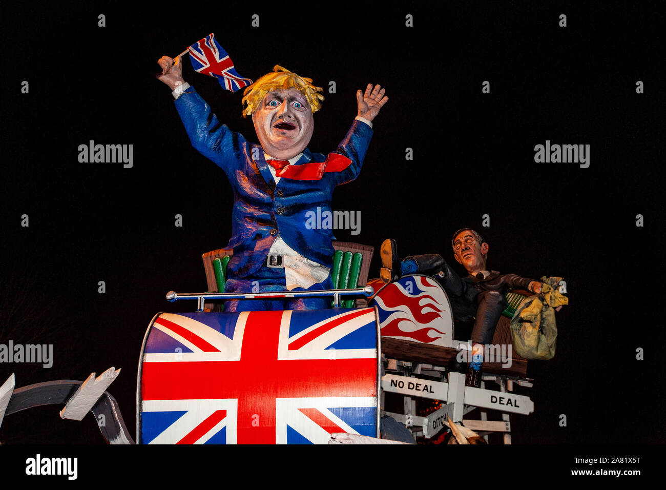 Lewes, Großbritannien. 5. November 2019. Cliffe Bonfire Gesellschaft wählen sie Gegenstand von Boris Johnson und Brexit für Ihre Lagerfeuer Bildnis dieses Jahr, Bonfire Night (Guy Fawkes) feiern. Lewes, Sussex, UK. Credit: Grant Rooney/Alamy leben Nachrichten Stockfoto