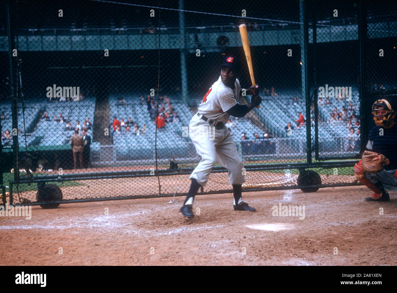 BRONX, NY - 11. Mai: Dave Papst #34 der Cleveland Indians Treffer in den  Batting Cage, bevor ein MLB Spiel gegen die New York Yankees am 11. Mai  1955 im Yankee Stadium