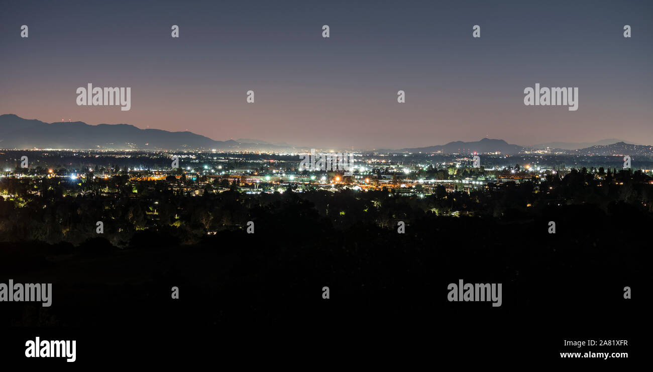 Panoramablick predawn San Fernando Valley Blick von der Santa Susana Mountains in Los Angeles, Kalifornien. Stockfoto