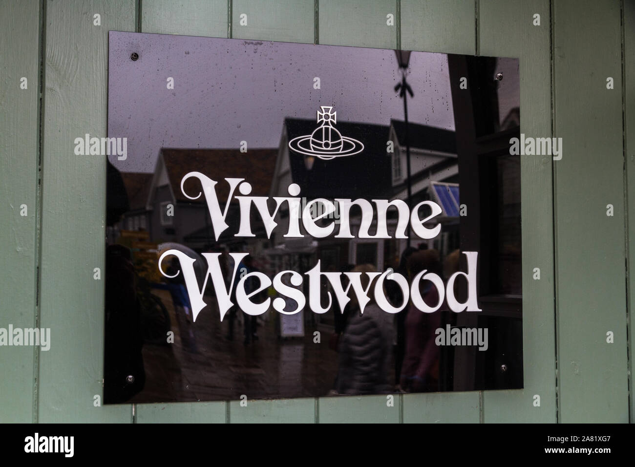 Bicester Village Outlet, England, Zeichen oder das Logo von Vivienne Westwood am 04 April 2019 in Großbritannien. Stockfoto