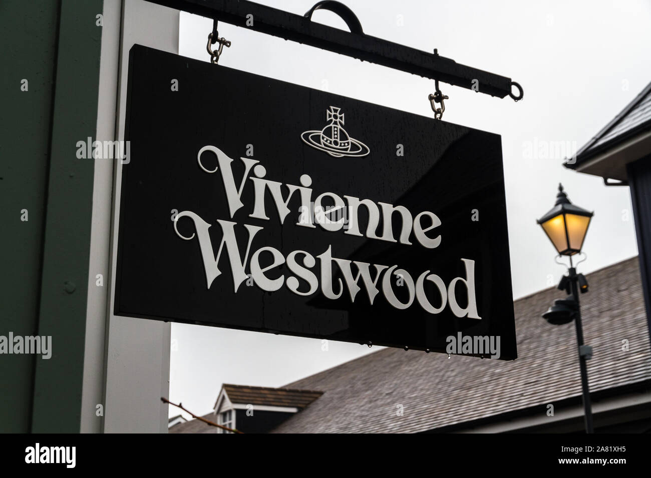 Bicester Village Outlet, England, Zeichen oder das Logo von Vivienne Westwood auf Schilder am 04 April 2019 in Großbritannien. Stockfoto