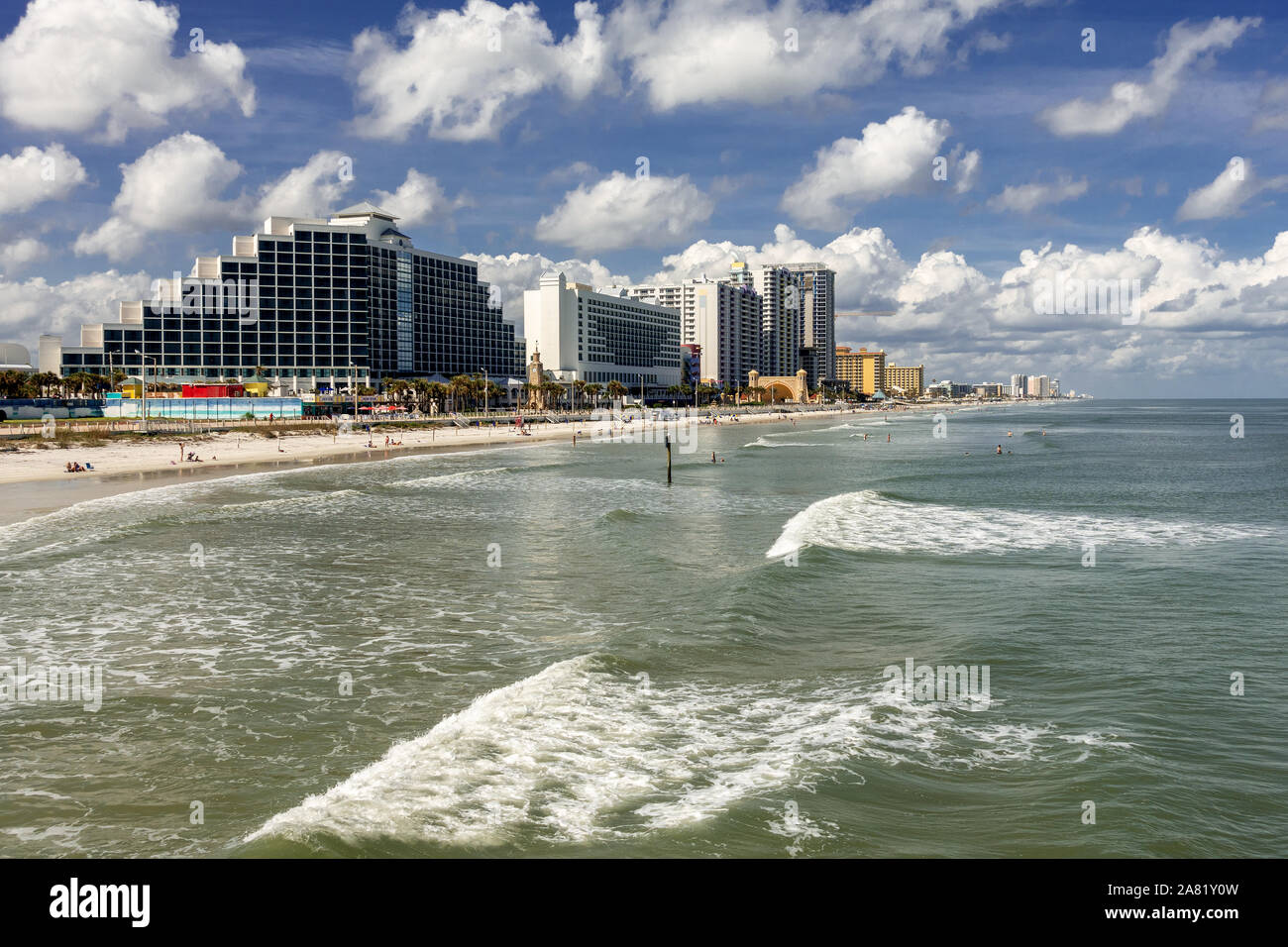 Hotel Skyline und die Uferpromenade von Daytona Beach gesehen von der Main Street Pier Daytona Beach Florida USA Stockfoto