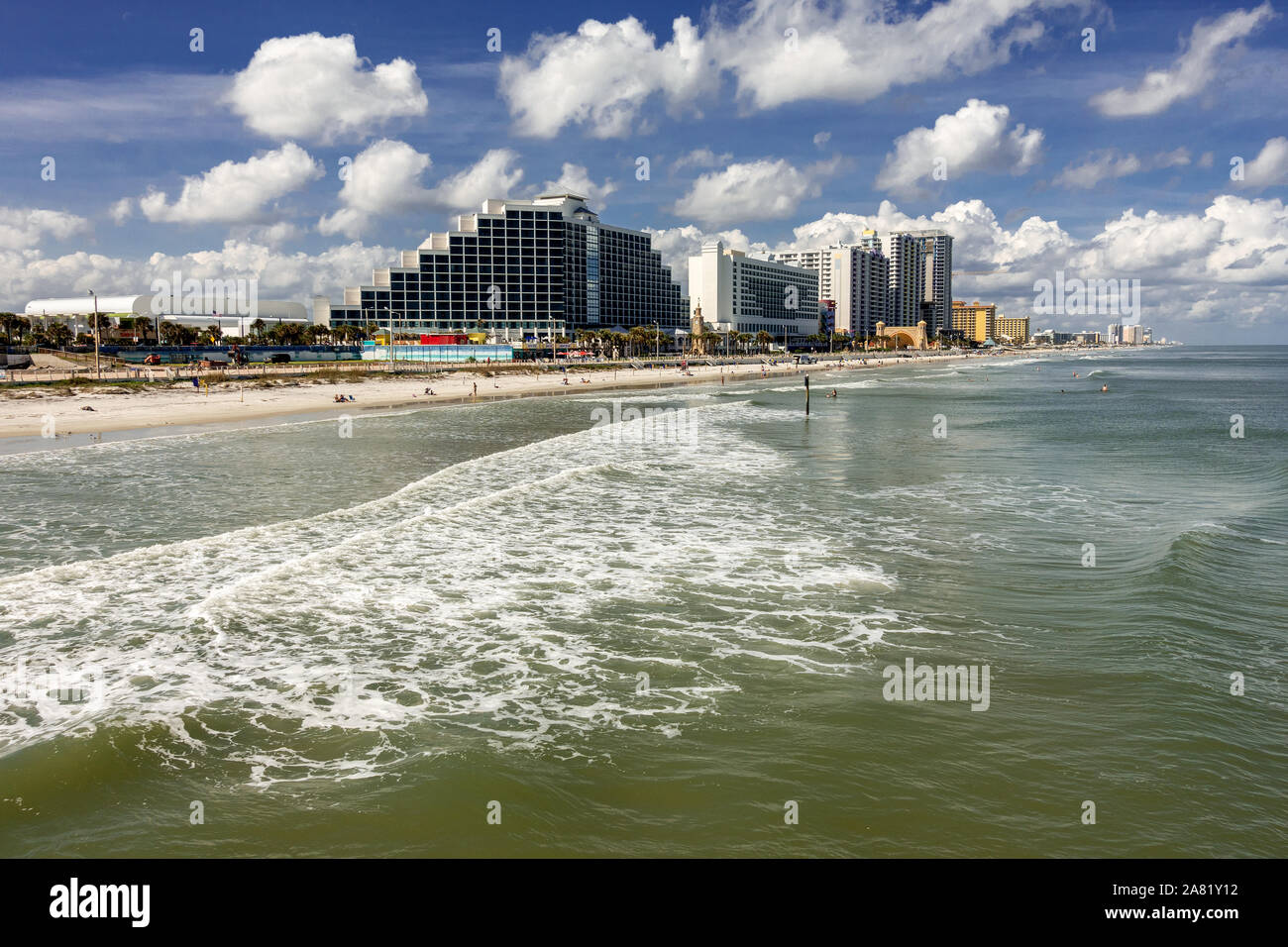 Hotel Skyline und die Uferpromenade von Daytona Beach gesehen von der Main Street Pier Daytona Beach Florida USA Stockfoto