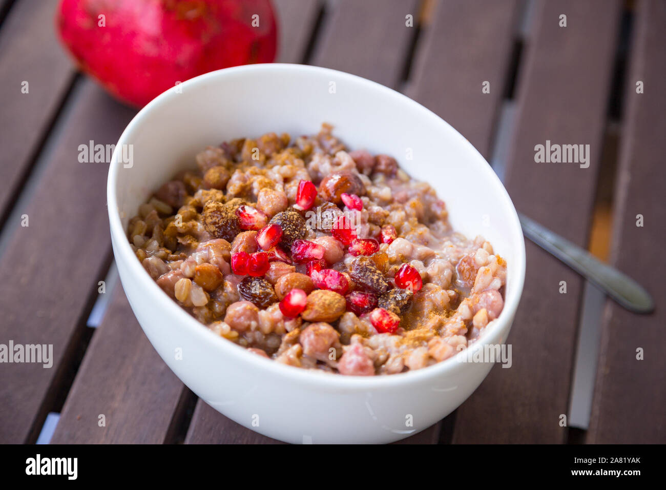 Vegane Version des traditionellen leckeren türkischen Dessert - Ashura (asure) oder Noahs Pudding Stockfoto