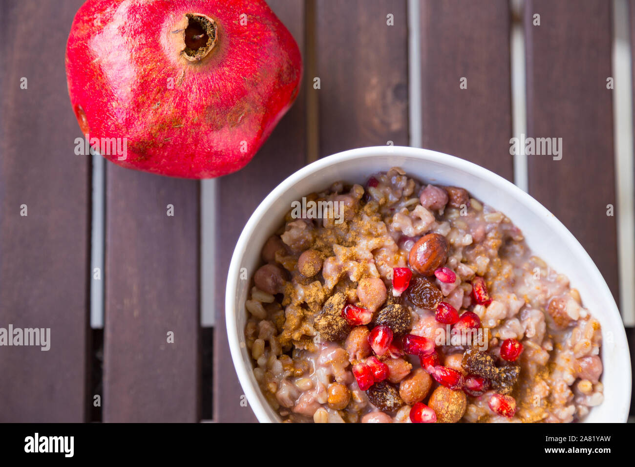 Vegane Version des traditionellen leckeren türkischen Dessert - Ashura (asure) oder Noahs Pudding Stockfoto