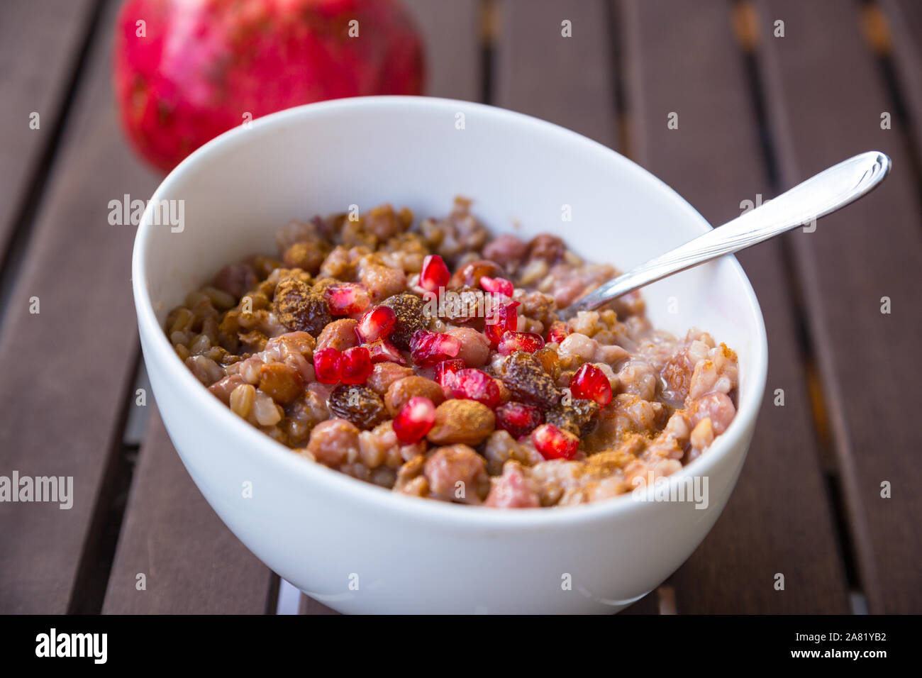 Vegane Version des traditionellen leckeren türkischen Dessert - Ashura (asure) oder Noahs Pudding Stockfoto